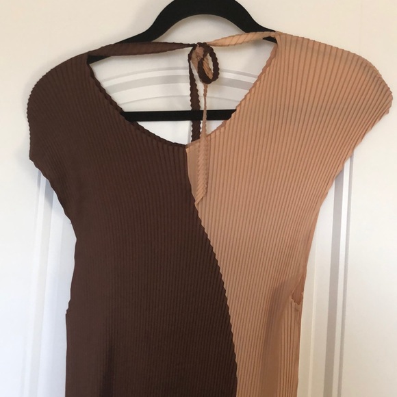 🆕 Two Toned Pleated Maxi Dress 💕 - Picture 3 of 4